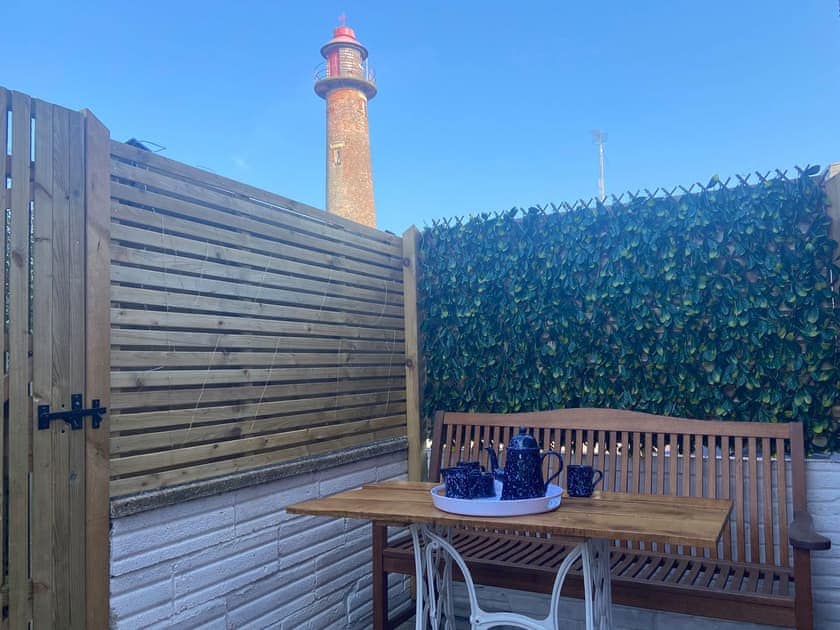 Sitting-out-area | Smile ’n’ Wave, Gorleston-on-Sea