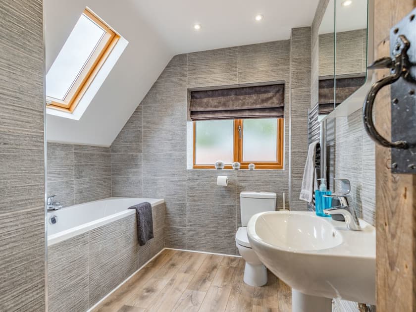 Bathroom | The Old Farmhouse - Brookfields Holiday Farm, Church Broughton, near Derby