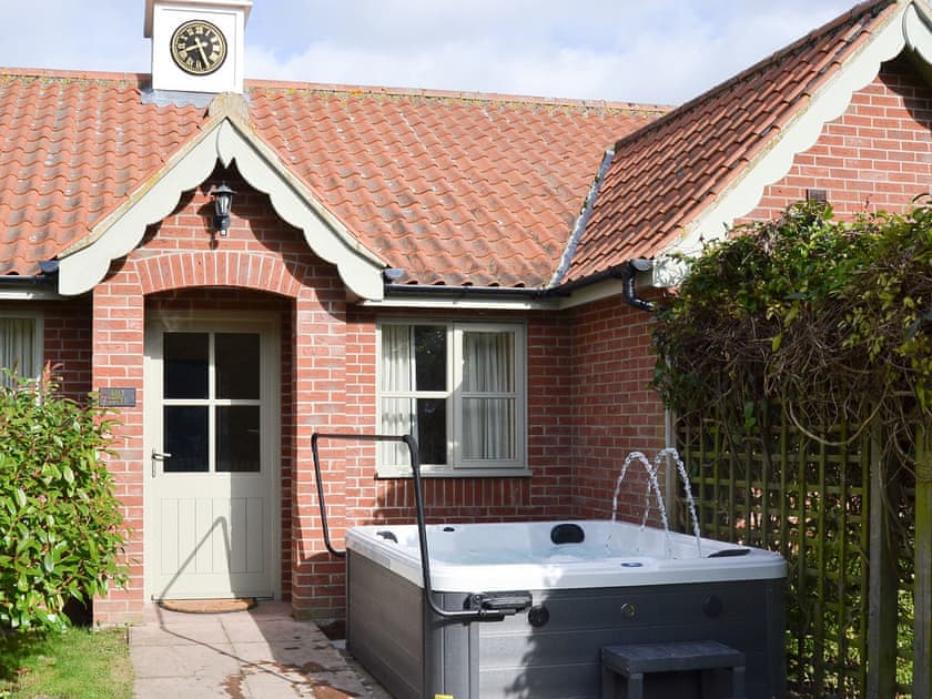 Hot tub | Lily Broad Cottage, Rollesby, near Great Yarmouth