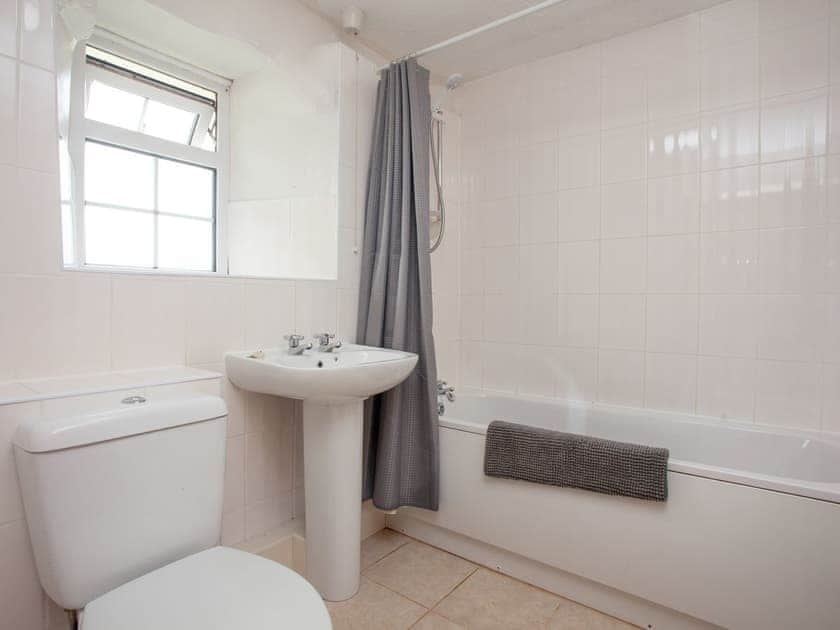 Bathroom | Byre - Summercourt Cottages, Looe