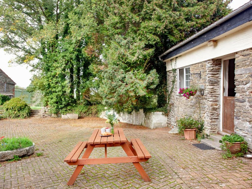 Sitting-out-area | Linhay - Summercourt Cottages, Looe
