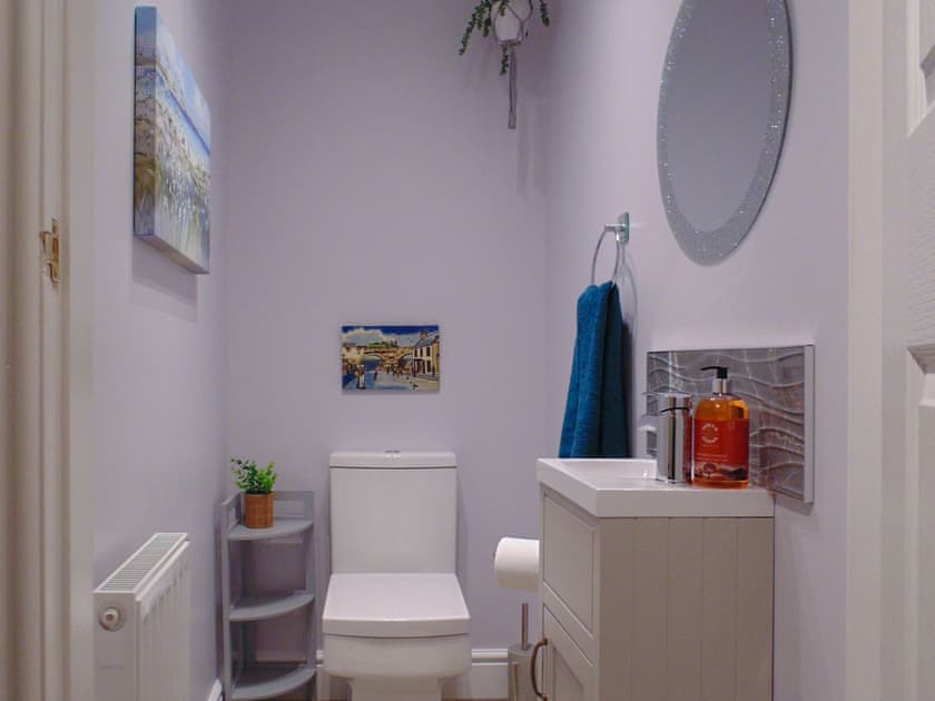 Bathroom | Newburgh C Listed Townhouse, Newburgh, near Cupar