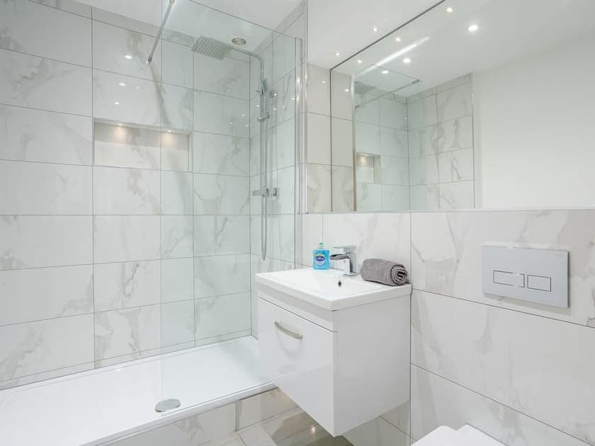 En-suite | Waterside Lodge Three - Ashgrove Country Park, Elland