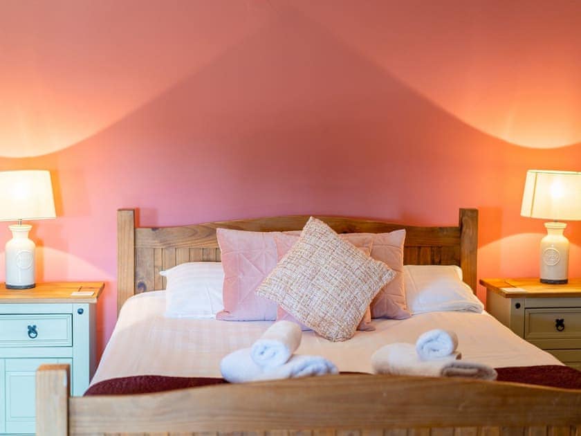 Bedroom | Coeden Afal - Tanylan Farm Cottages, Kidwelly