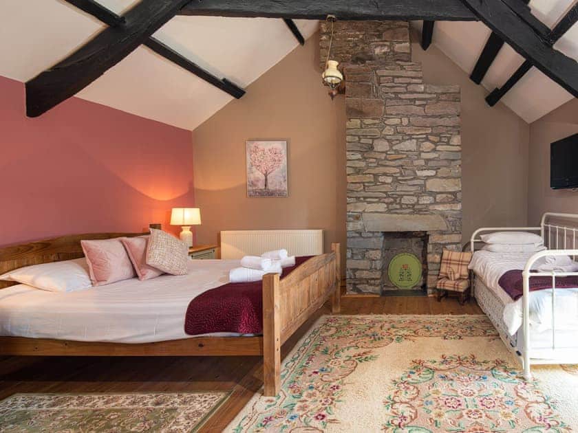 Bedroom | Coeden Afal - Tanylan Farm Cottages, Kidwelly
