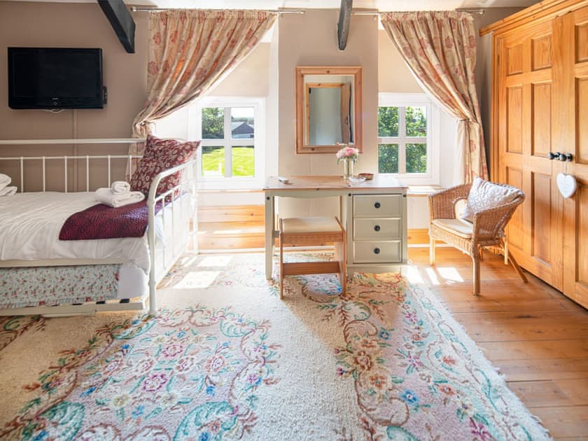 Bedroom | Coeden Afal - Tanylan Farm Cottages, Kidwelly