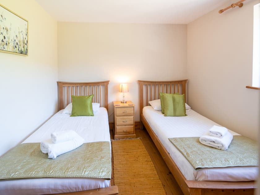 Twin bedroom | Coeden Afal - Tanylan Farm Cottages, Kidwelly