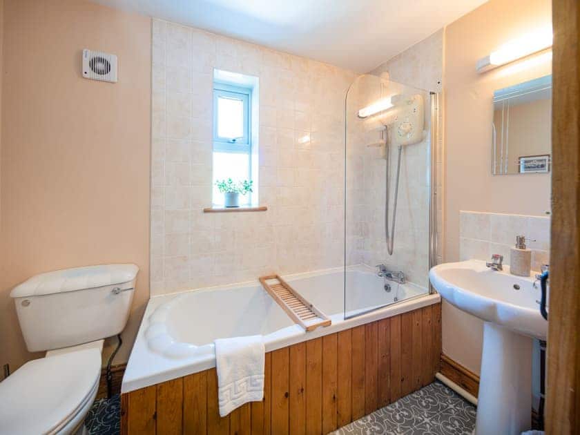 Bathroom | Coeden Afal - Tanylan Farm Cottages, Kidwelly
