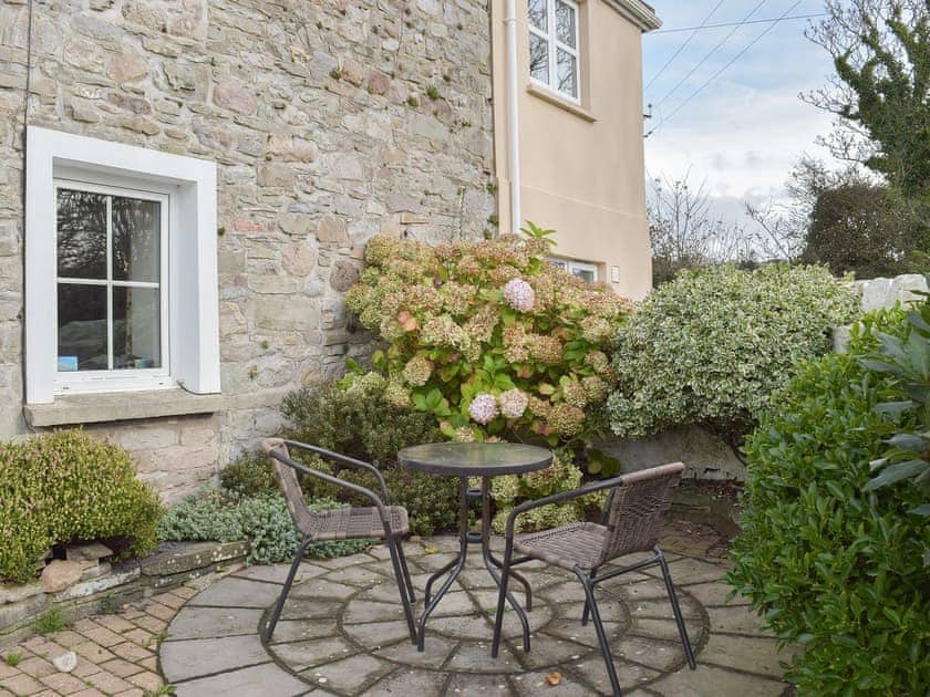Sitting-out-area | Coeden Afal - Tanylan Farm Cottages, Kidwelly