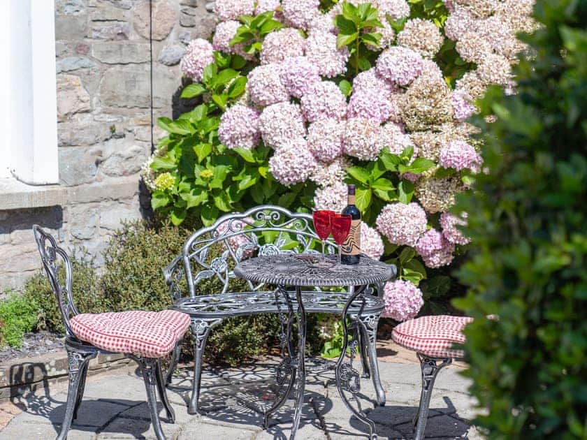Sitting-out-area | Coeden Afal - Tanylan Farm Cottages, Kidwelly