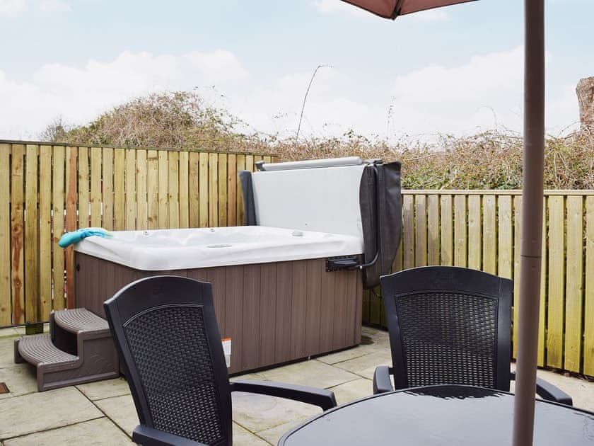 Hot tub | Coeden Afal - Tanylan Farm Cottages, Kidwelly