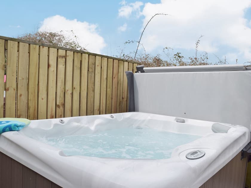 Hot tub | Coeden Afal - Tanylan Farm Cottages, Kidwelly