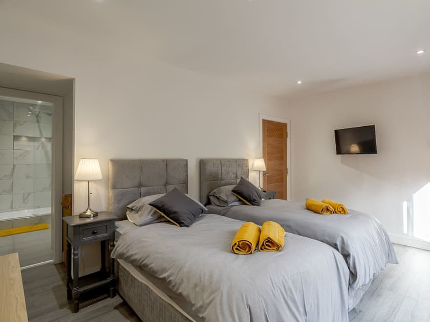 Twin bedroom | Waterside Lodge One - Ashgrove Country Park, Elland