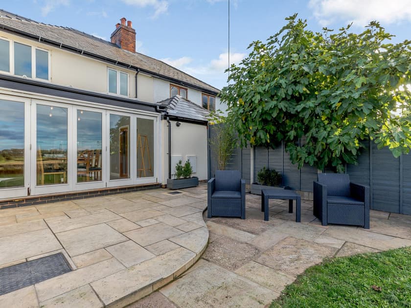 Sitting-out-area | Molton House, Leigh Sinton, near Malvern