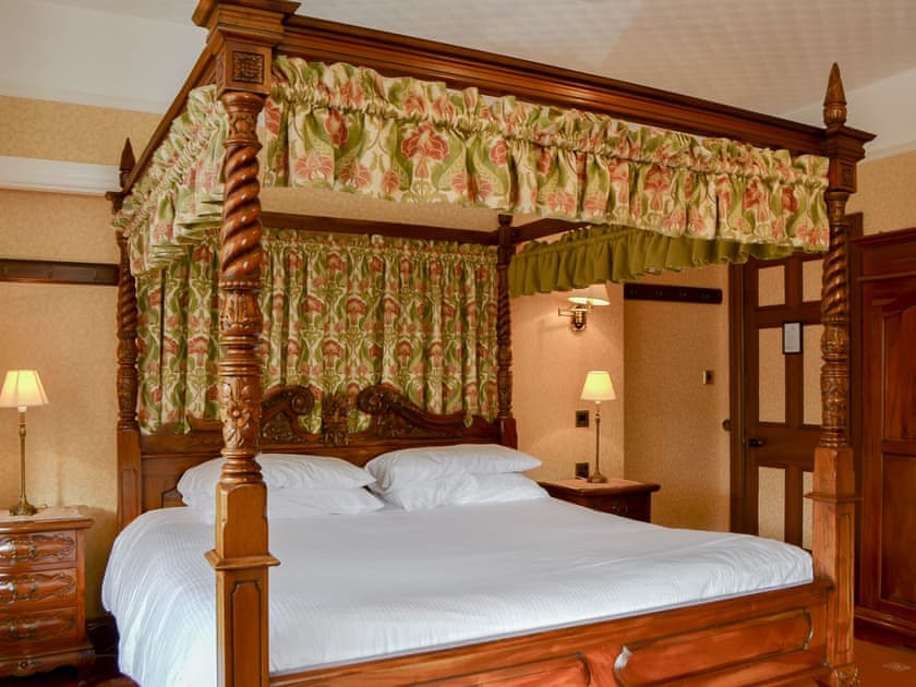 Four Poster bedroom | Newstead, Windermere