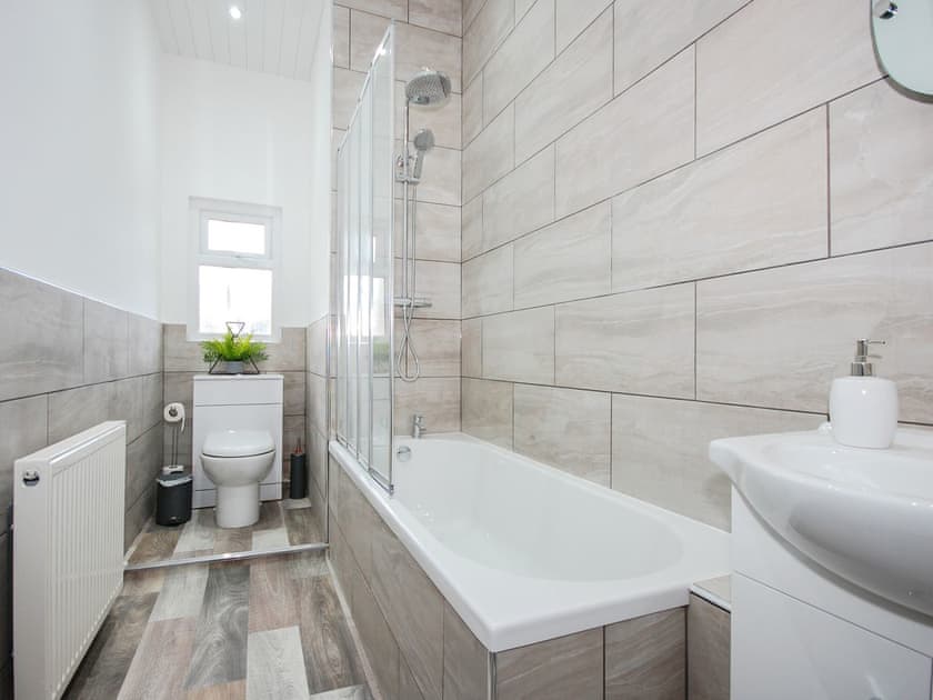 Bathroom | Salty Towers, Saltburn-by-the-sea