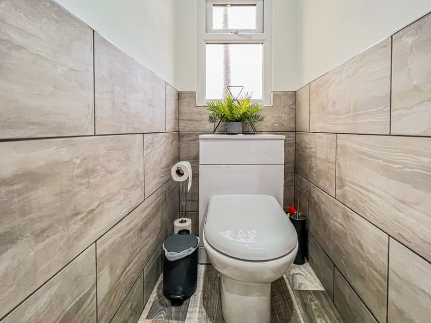 Bathroom | Salty Towers, Saltburn-by-the-sea