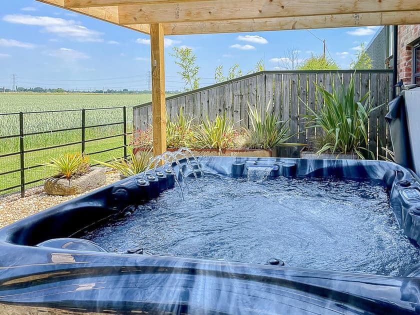 Relaxing hot tub with a wonderful view | Redroofs Barn, Weston, near Newark