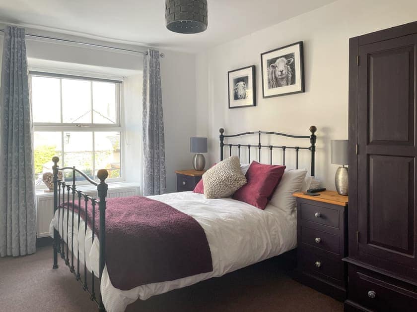 Attractive en-suite double bedroom | April Cottage, Windermere