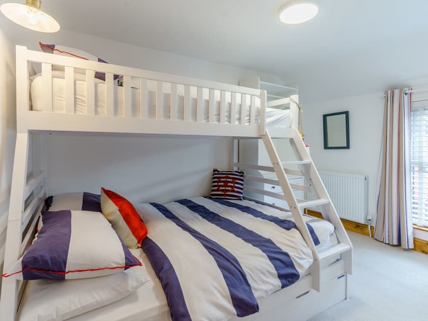 Bunk bedroom | Tyr LLyr, Penclawdd
