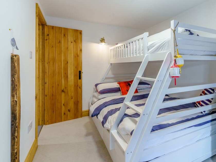 Bunk bedroom | Tyr LLyr, Penclawdd