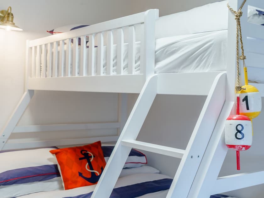 Bunk bedroom | Tyr LLyr, Penclawdd