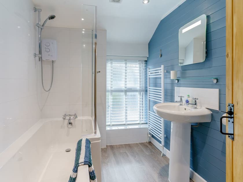 Bathroom | Tyr LLyr, Penclawdd
