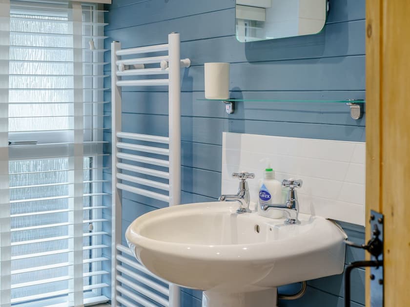 Bathroom | Tyr LLyr, Penclawdd