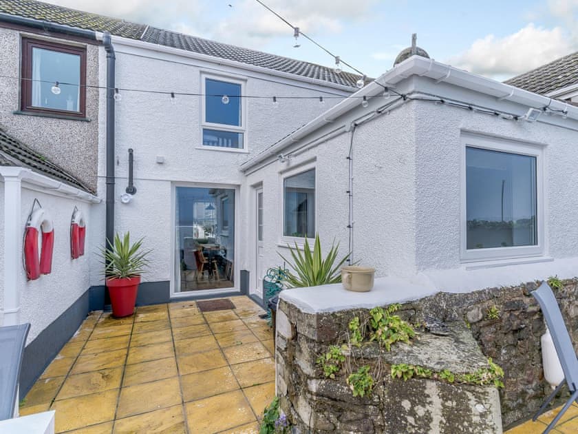 Patio | Tyr LLyr, Penclawdd