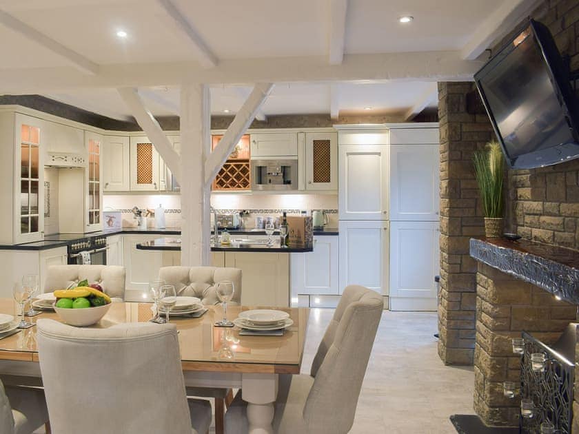 Kitchen/diner | Tennox House - Tennox Farm, Kilbirnie