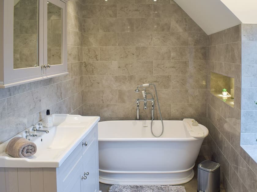Bathroom | Tennox House - Tennox Farm, Kilbirnie