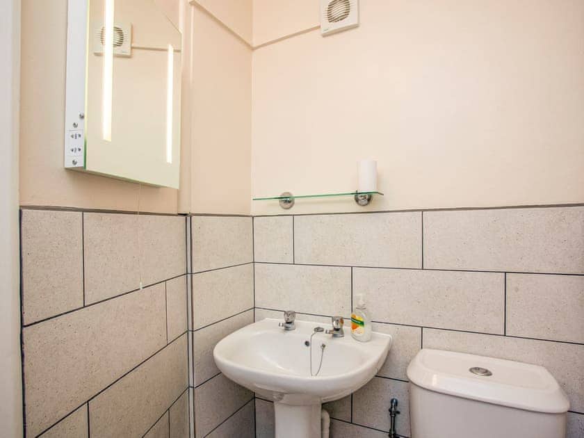 Bathroom | Apartment 3 Bedford Holiday Flats - Bedford Holiday Flats, Paignton
