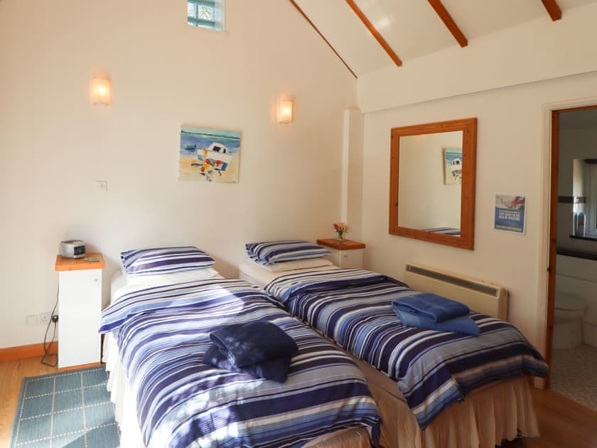 Twin bedroom | Kipper Cottage, Wootton Bridge