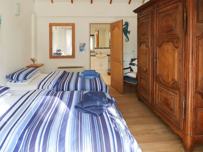 Twin bedroom | Kipper Cottage, Wootton Bridge