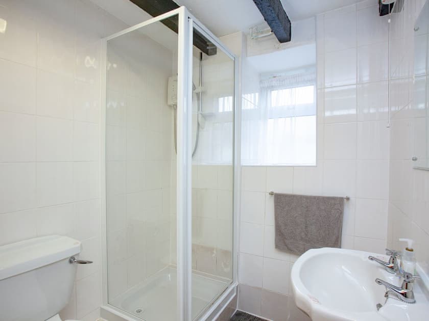 Shower room | Smithy - Summercourt Cottages, Looe
