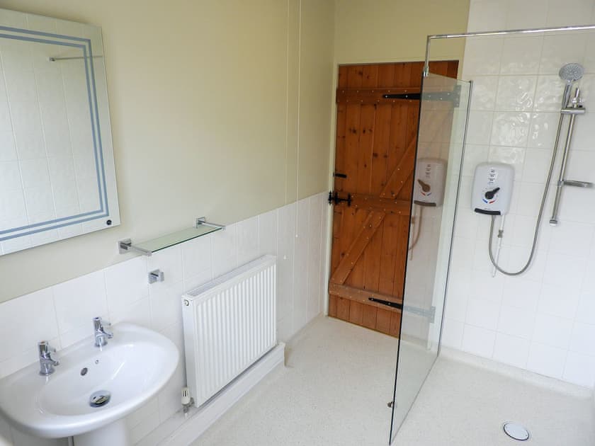 Bathroom | Granary Cottage, Hopton-on-Sea