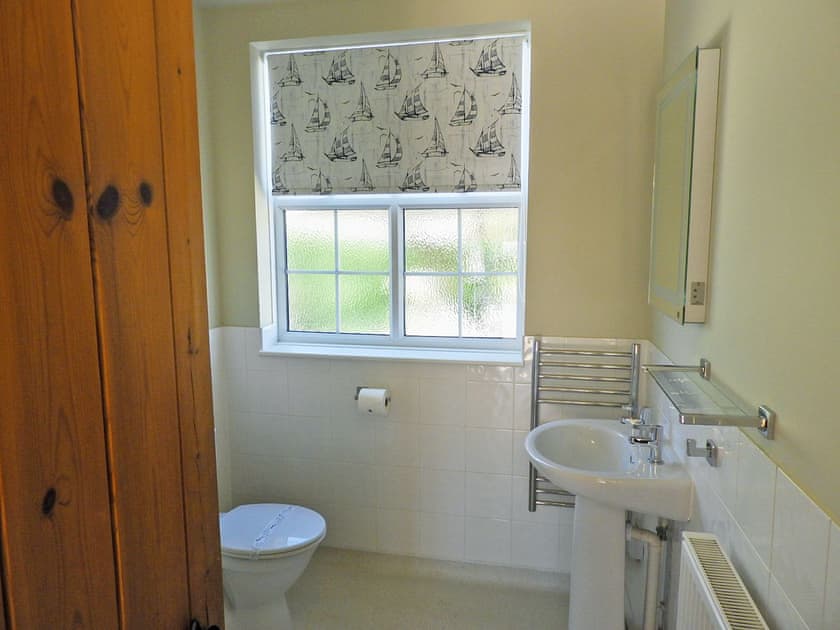 Bathroom | Granary Cottage, Hopton-on-Sea