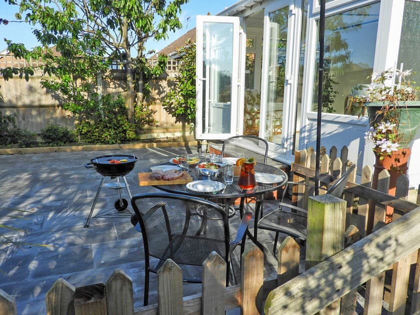 Sitting-out-area | Granary Cottage, Hopton-on-Sea