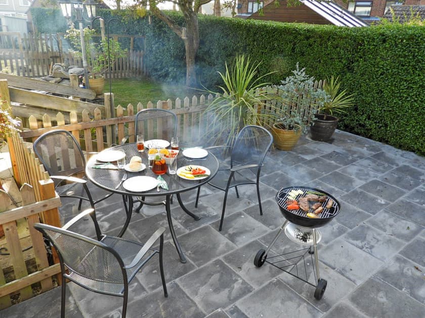 Sitting-out-area | Granary Cottage, Hopton-on-Sea