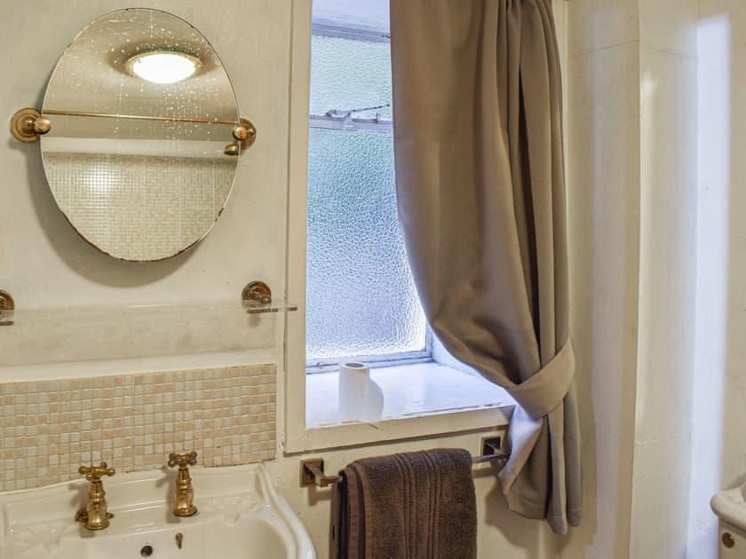 Bathroom | Tremadog Cottage, Tremadog