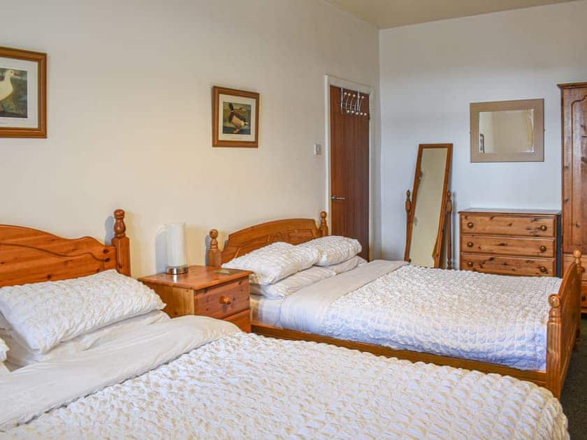 Twin bedroom | King Arthur Suite, Trearddur Bay