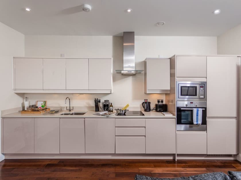 Kitchen | Penthouse - Bellaire Stays, Ashford