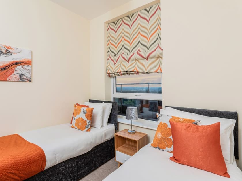 Twin bedroom | Penthouse - Bellaire Stays, Ashford