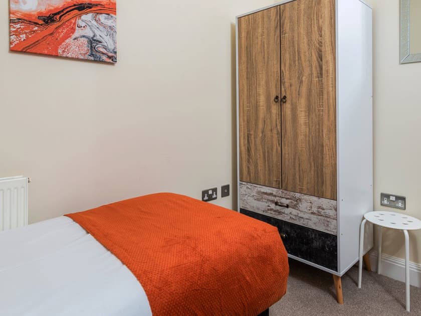 Twin bedroom | Penthouse - Bellaire Stays, Ashford