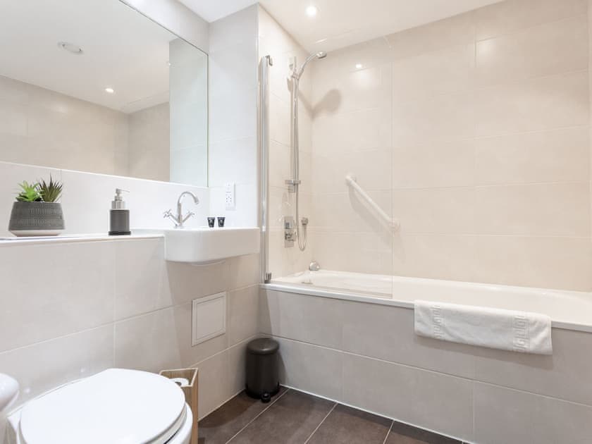 Bathroom | Penthouse - Bellaire Stays, Ashford
