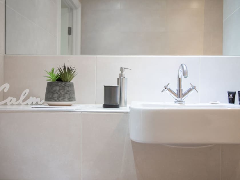Bathroom | Penthouse - Bellaire Stays, Ashford