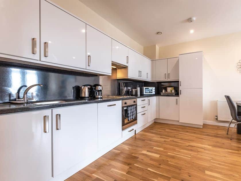 Kitchen | Panorama - Bellaire Stays, Ashford