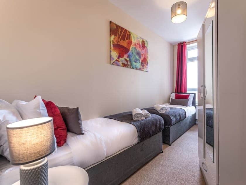 Twin bedroom | Panorama - Bellaire Stays, Ashford