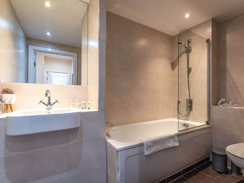 Bathroom | Panorama - Bellaire Stays, Ashford