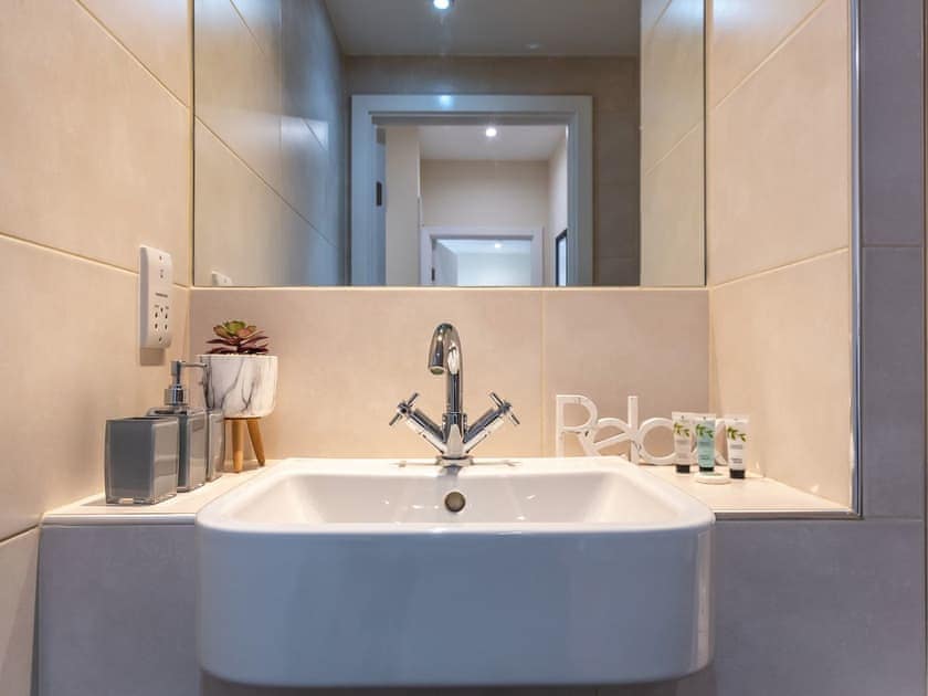 Bathroom | Panorama - Bellaire Stays, Ashford